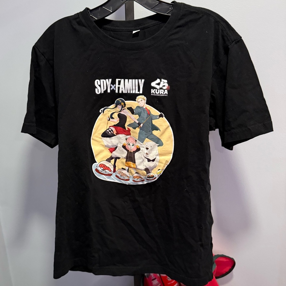 Kura Revolving Sushi Spy X Family Graphic T-Shirt, size Large